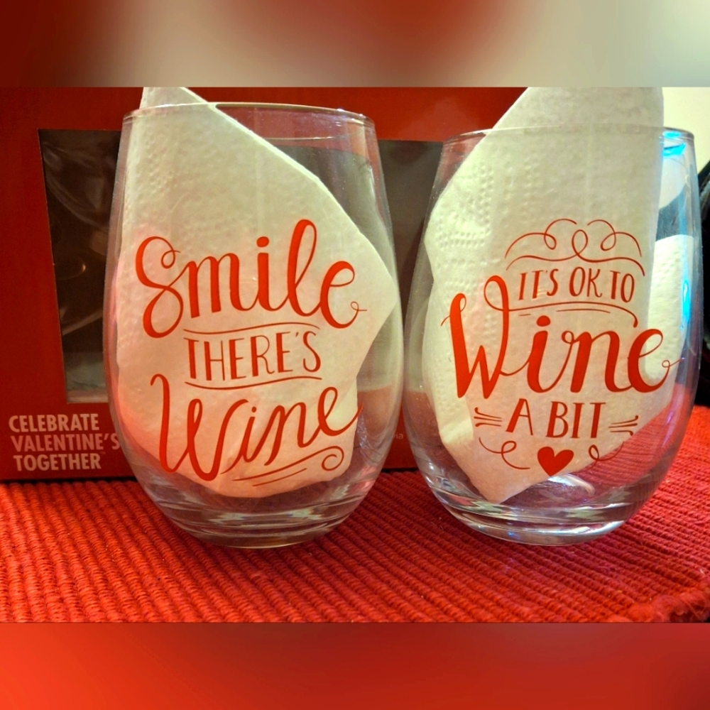NWT❤️Wine Glass Set